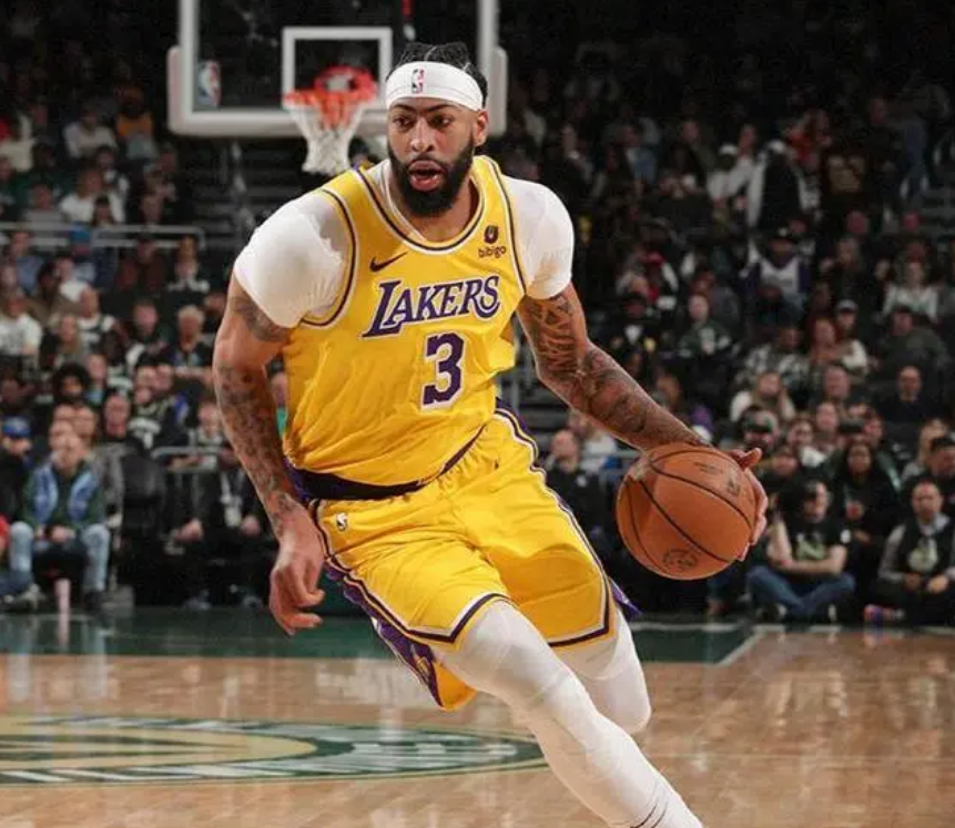 NBA-湖人128-124险胜雄鹿，里弗斯29+14+10